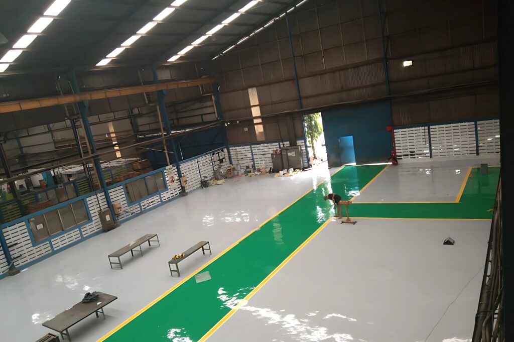 Jasa epoxy PU screed coating oleh Eltama Coating di area produksi PT. Bukaka Forging untuk lantai tahan beban berat dan suhu ekstrem