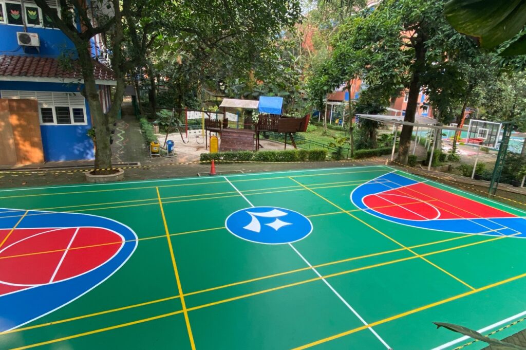 Pengecatan lapangan olahraga oleh tim Eltama Coating dengan cat khusus outdoor tahan cuaca