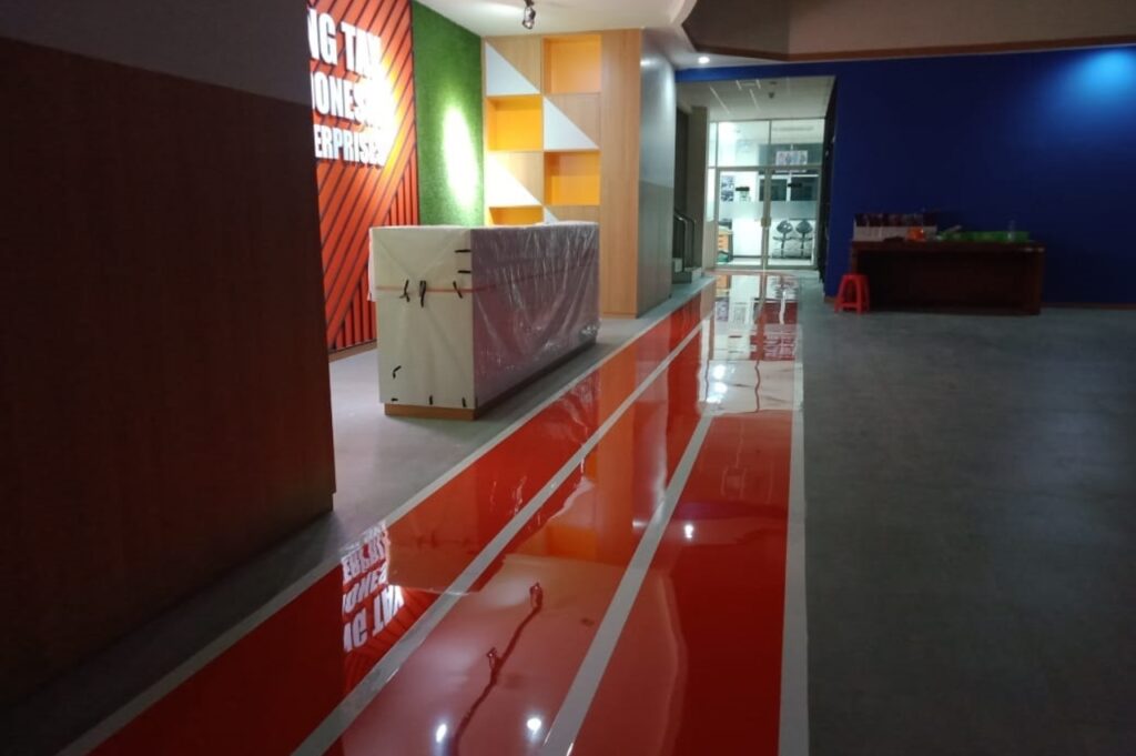 Jasa epoxy clear coating oleh Eltama Coating di area produksi PT. Feng Tay Indonesia dengan hasil bening dan permukaan lantai yang halus