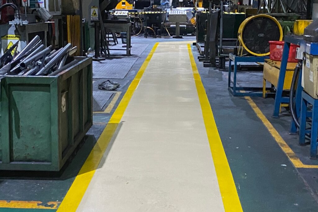 Hasil pengecatan self leveling oleh Eltama Coating di area pejalan kaki pabrik besi dengan permukaan halus dan rata